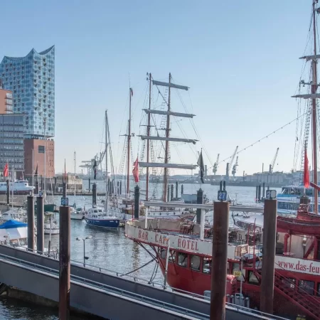 Hamburg Landungsbrücken Und Hafen