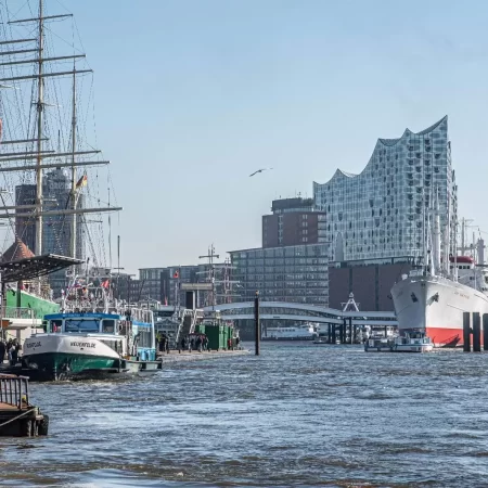 Hamburg Landungsbrücken Und Hafen