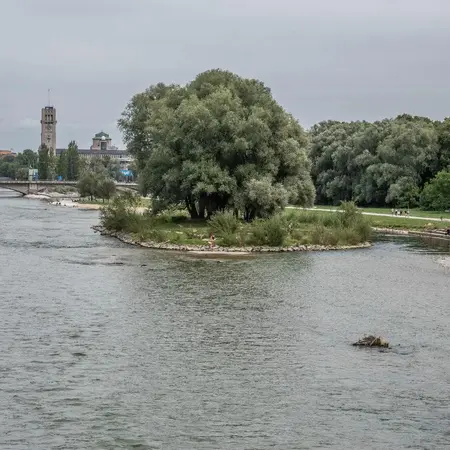 München Isarstrände An Der Wittelsbacher Brücke