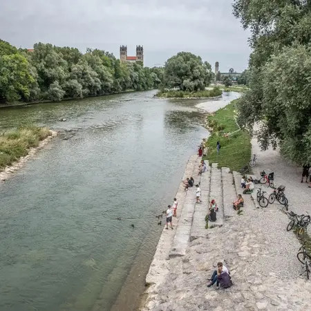 München Isarstrände An Der Wittelsbacher Brücke