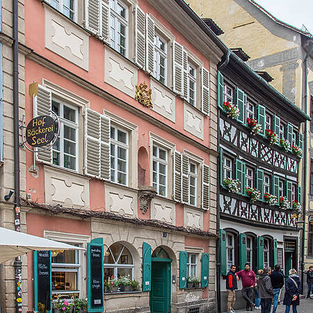 Die malerischen Straßen der Bamberger Altstadt laden zu einem Spaziergang durch die Geschichte ein.