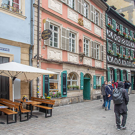ie Bamberger Altstadt begeistert mit verwinkelten Gassen, historischen Gebäuden und besonderem Flair.