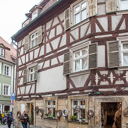 Historische Fassaden, kleine Plätze und verwinkelte Gassen prägen die Bamberger Altstadt.