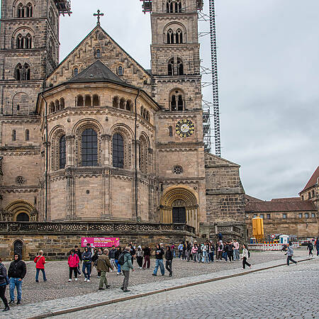 Blick auf die mächtigen Domtürme, die hoch über den Dächern der Altstadt aufragen.