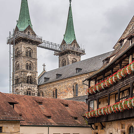 er Bamberger Dom erhebt sich über den historischen Gebäuden der Altstadt und prägt das Stadtbild.