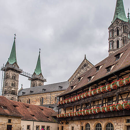 Der Bamberger Dom ragt über den umliegenden Gebäuden auf und zählt zu den Wahrzeichen der Stadt.