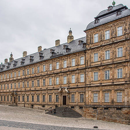 Die Neue Residenz Bamberg beeindruckt mit ihrer barocken Architektur am Domplatz.